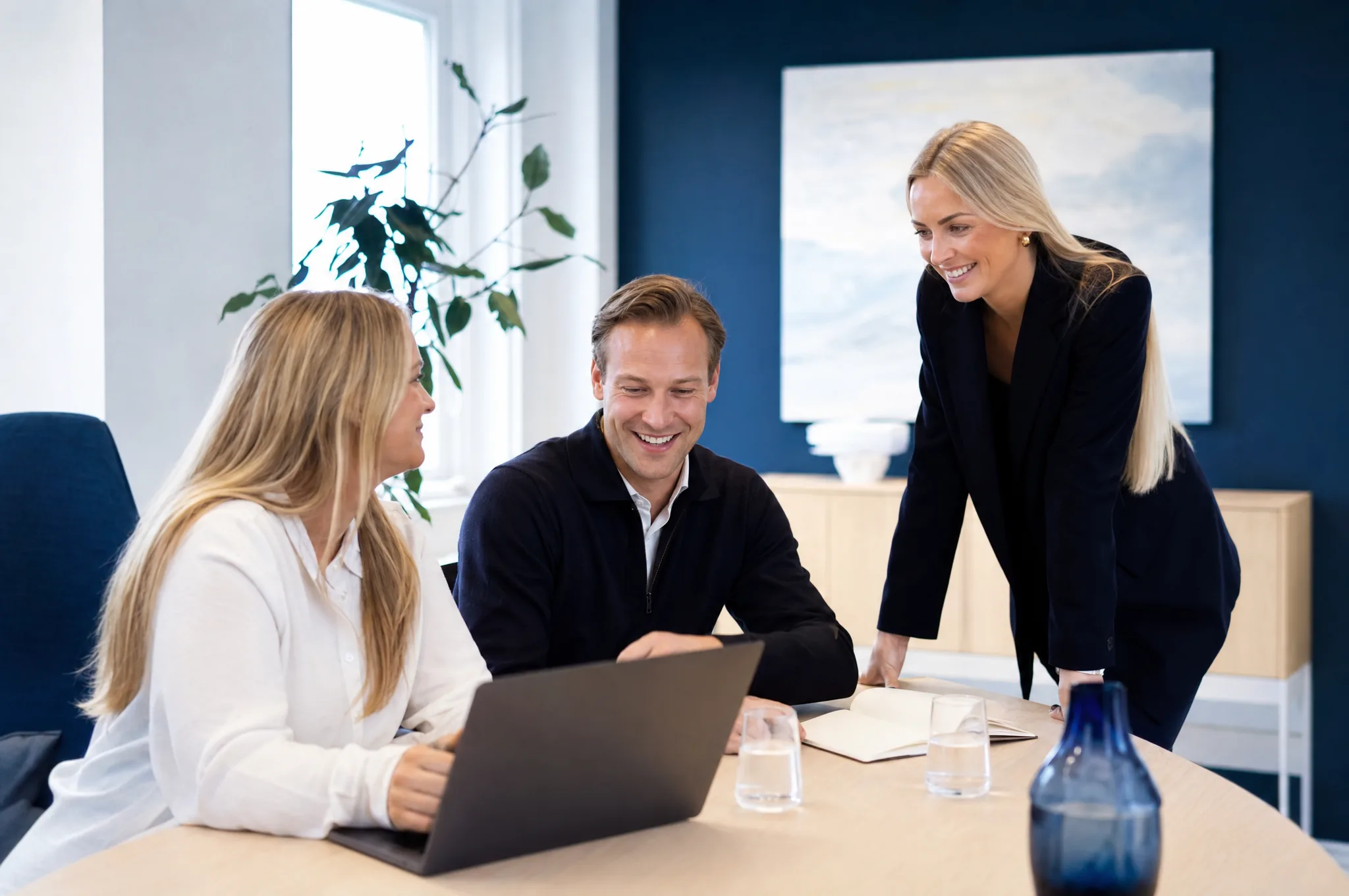 Møteekspertens team samarbeider om møtebooking for kunder